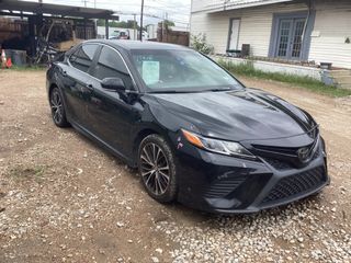 2018 Toyota Camry SE - Exterior Front Right Corner Image